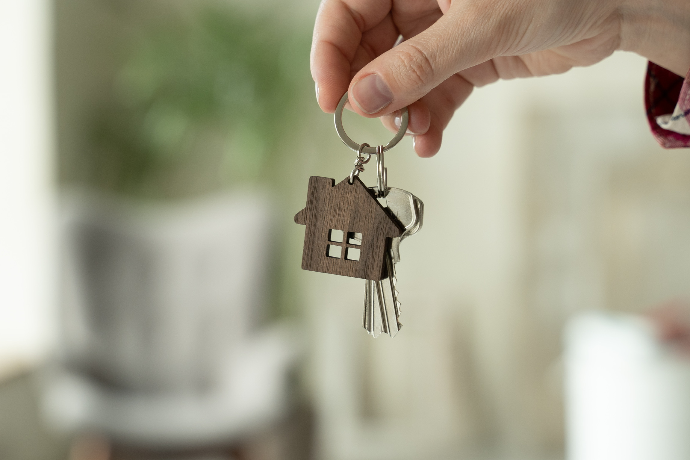 Close-up,Of,A,Woman's,Hands,Holding,The,Keys,To,A